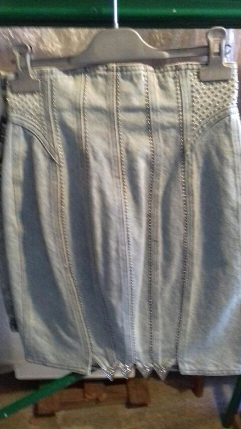 Jupe jeans clout�e neuve 
A retirer sur place pas d'envoi 30 Craponne (69)