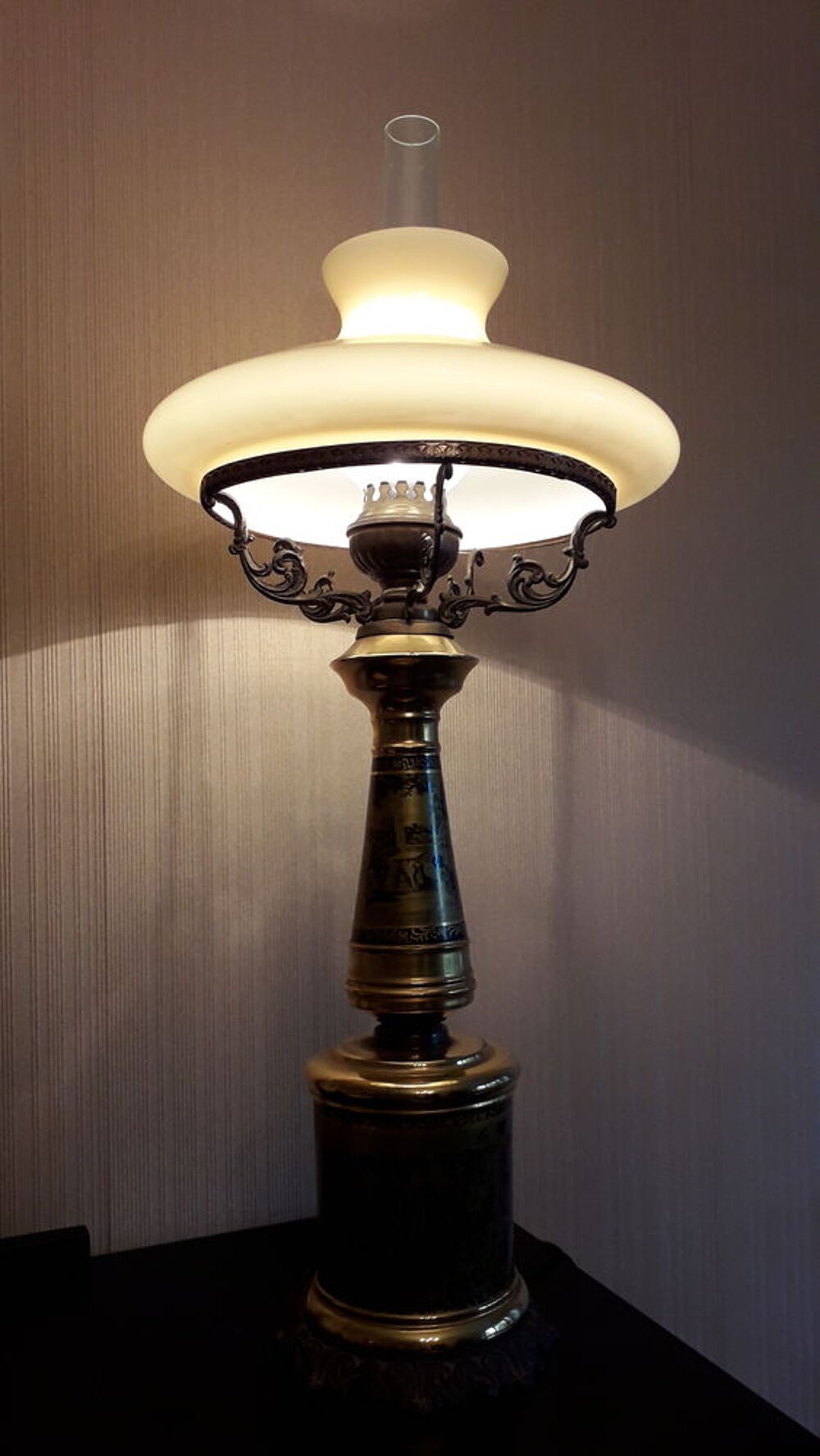 Lampe ancienne pied d&eacute;cor&eacute; Italie Fiorentine
Décoration