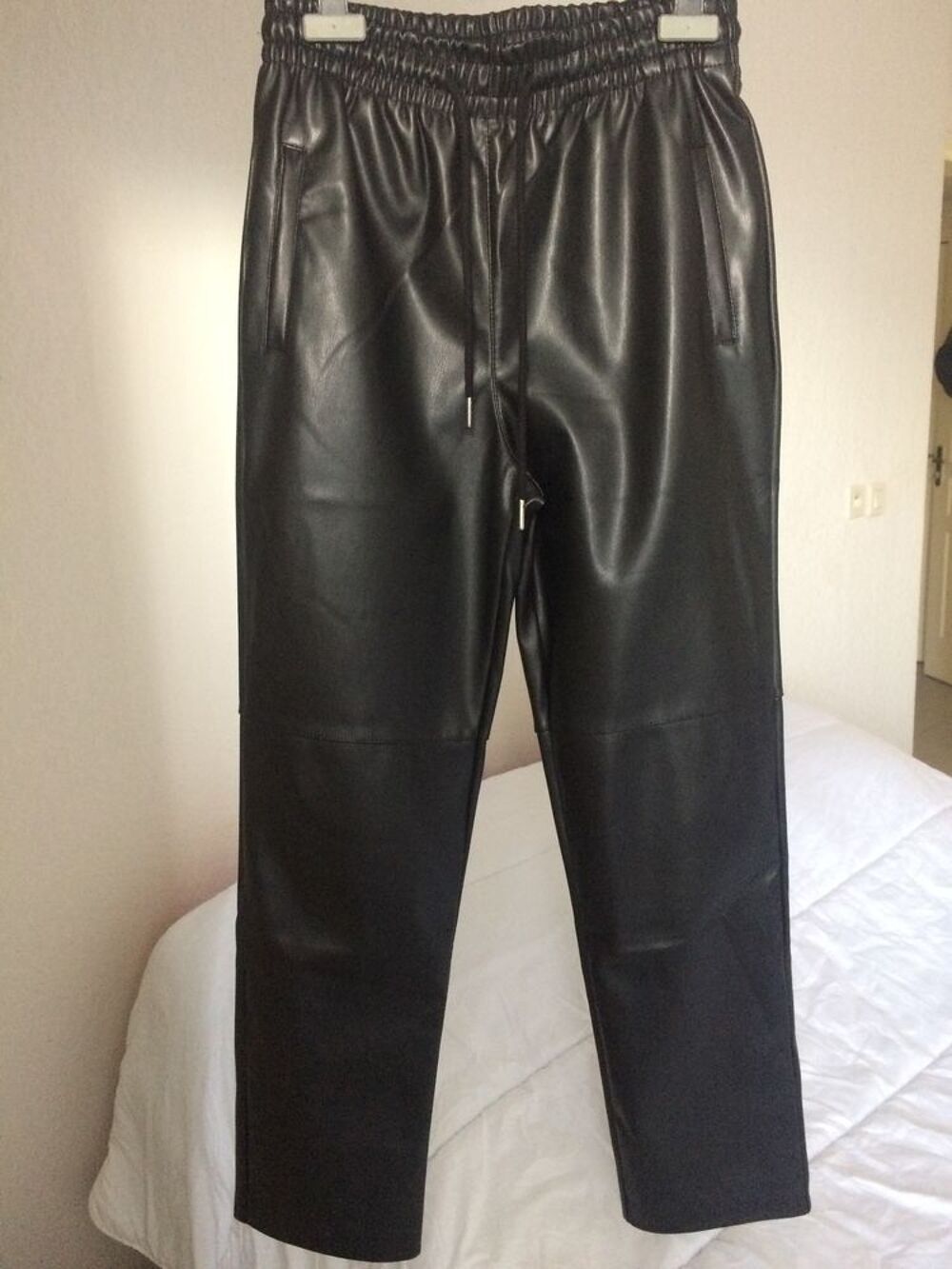 Pantalon simili cuir noir taille 36 coupe carotte
Vtements
