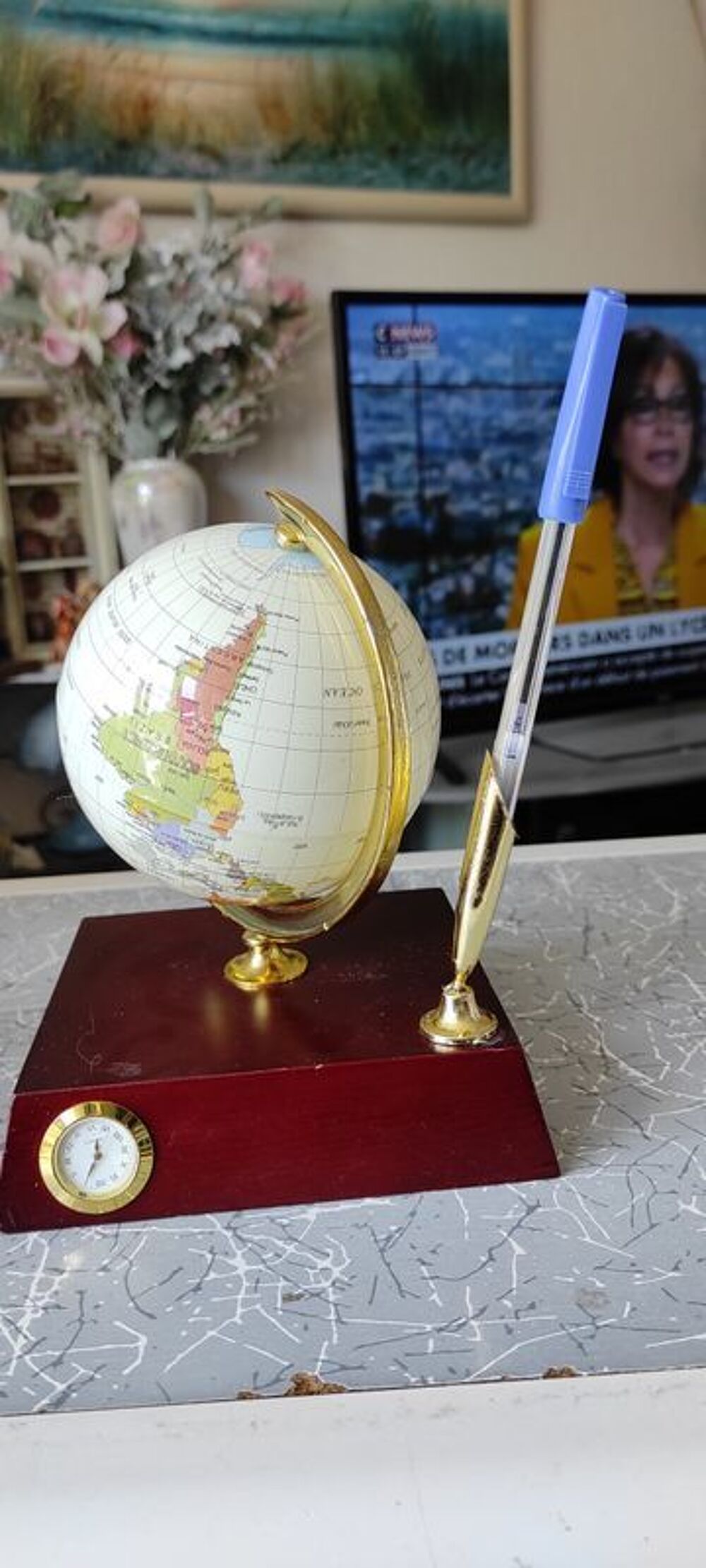 pendule sur mappemonde porte stylo
METTRE UNE PILE Décoration
