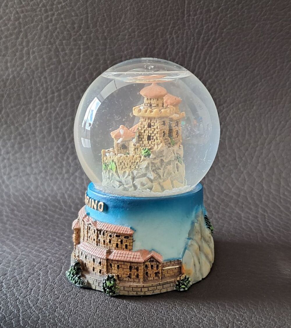 petite boule de neige souvenir de l'&eacute;tat de San Marin 