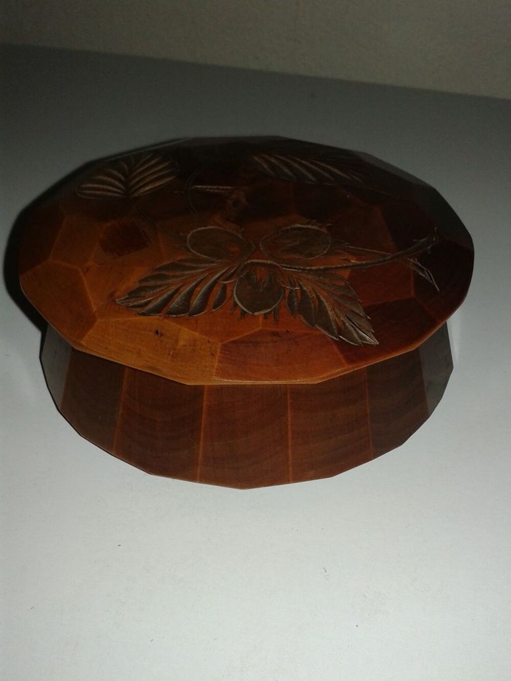 Boite ronde ancienne en bois motif feuillage de noisetier Décoration