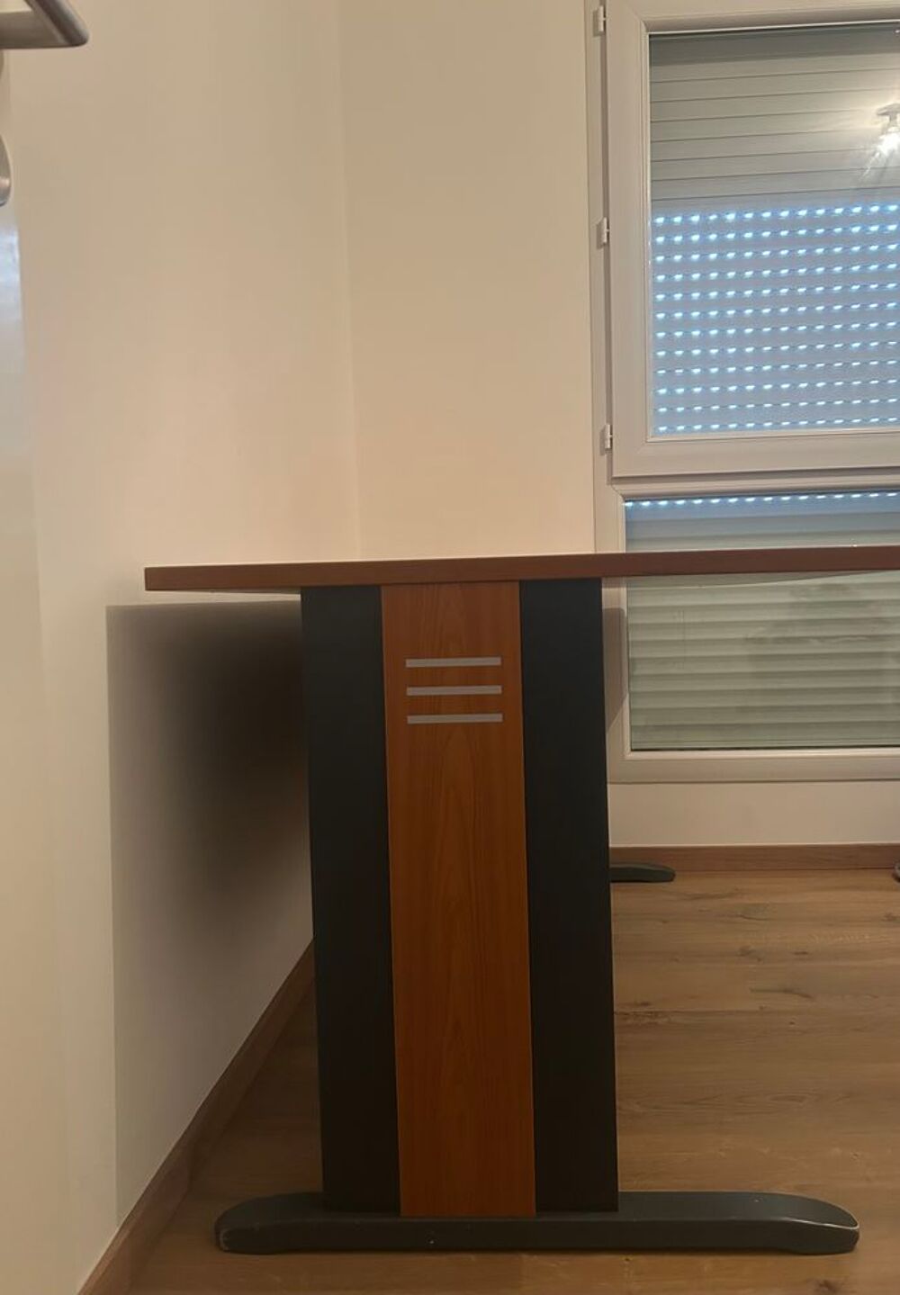 Bureau solide en tr&egrave;s bon &eacute;tat avec chaise Meubles