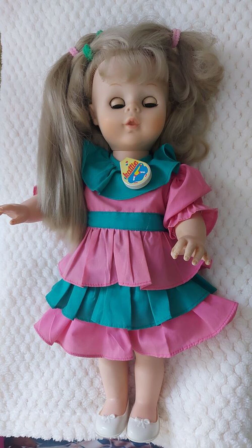 Adorable poup&eacute;e Kattie + 1 m&egrave;che de rechange 