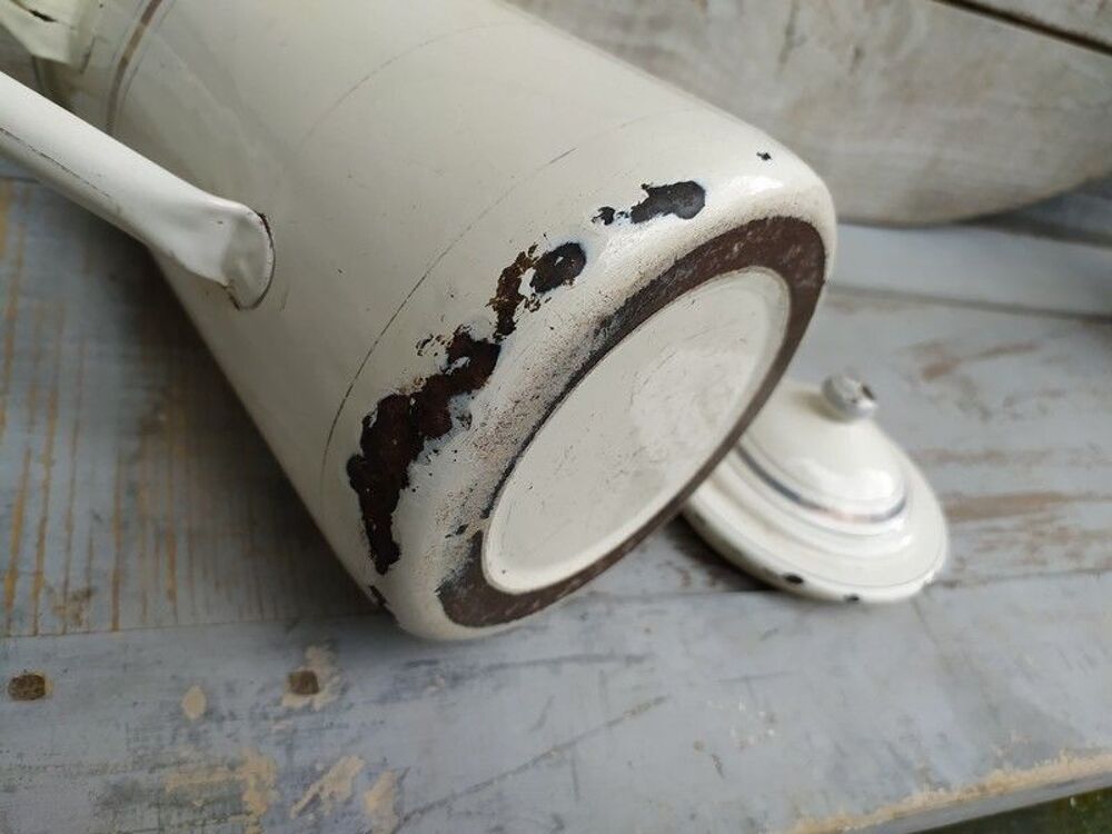 Ancienne Cafeti&egrave;re &Eacute;maill&eacute;e Blanche &agrave; Liser&eacute; Gris Bord Vert Décoration
