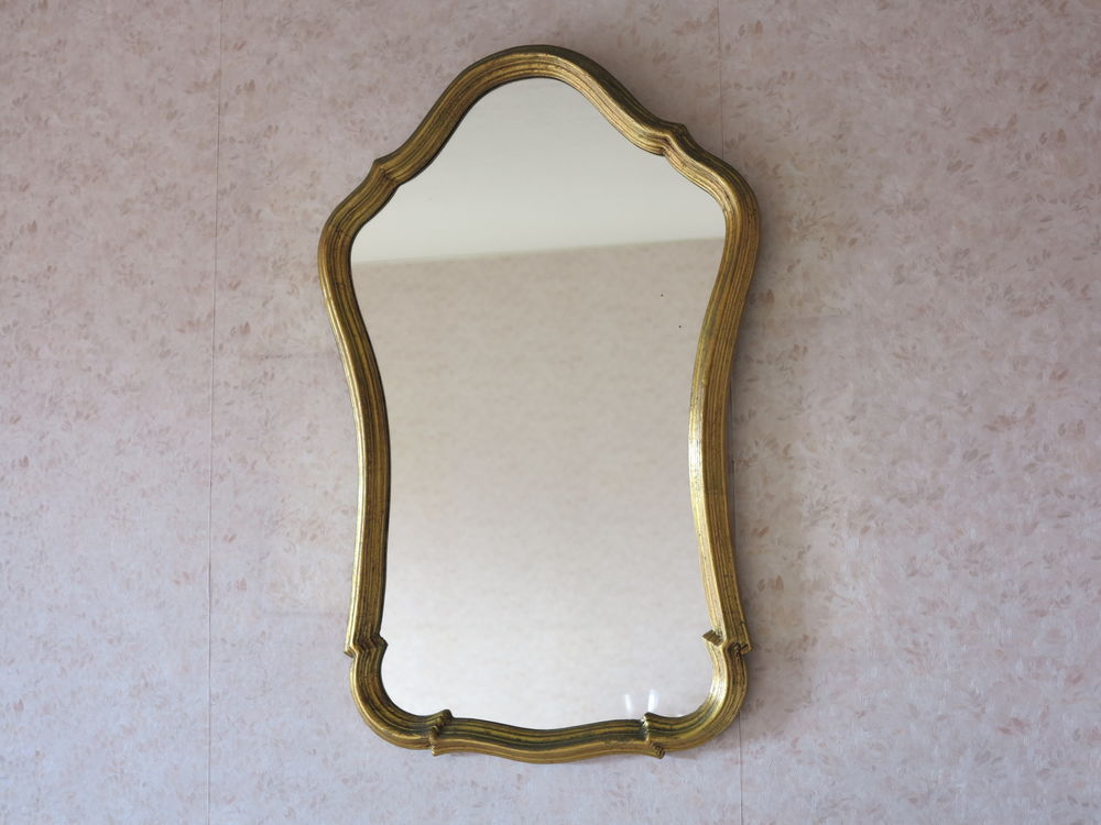 Miroir cadre en bois dor&eacute; de forme libre Décoration