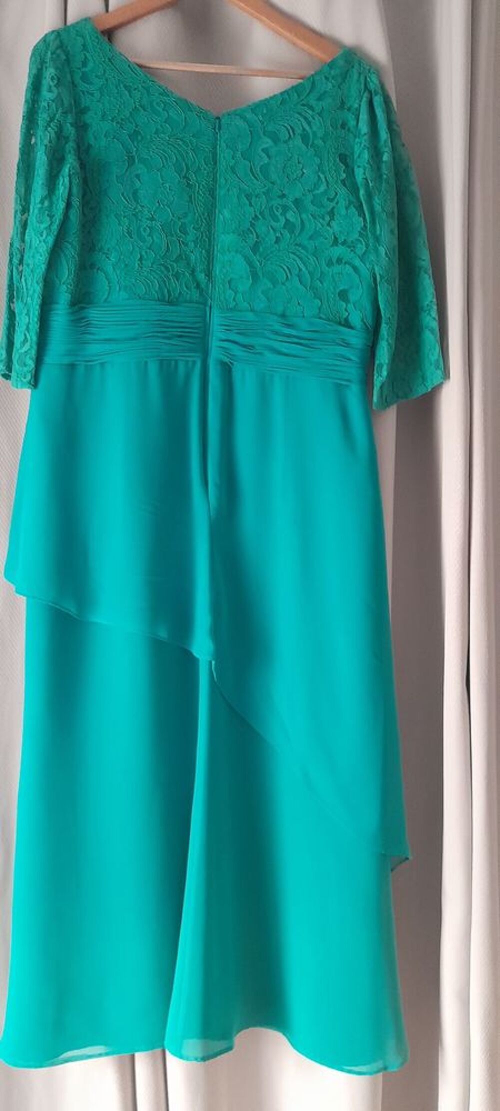 Robe longue de c&eacute;r&eacute;moniie et bol&eacute;ro . 
Vêtements