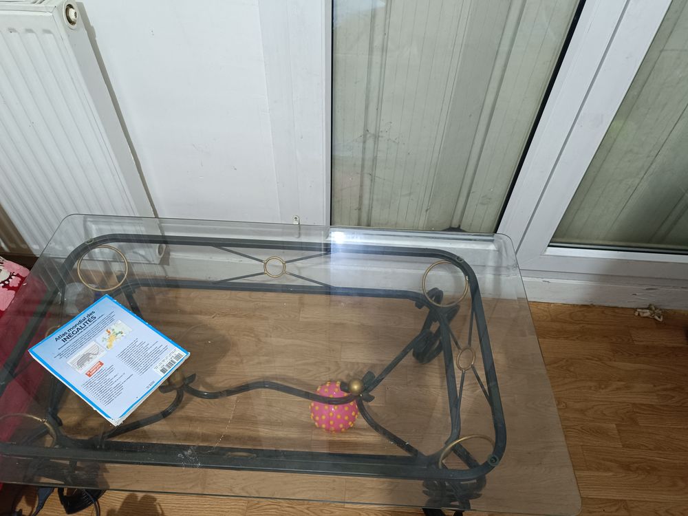 Table en verre avec des pieds en fer forg&eacute; Meubles