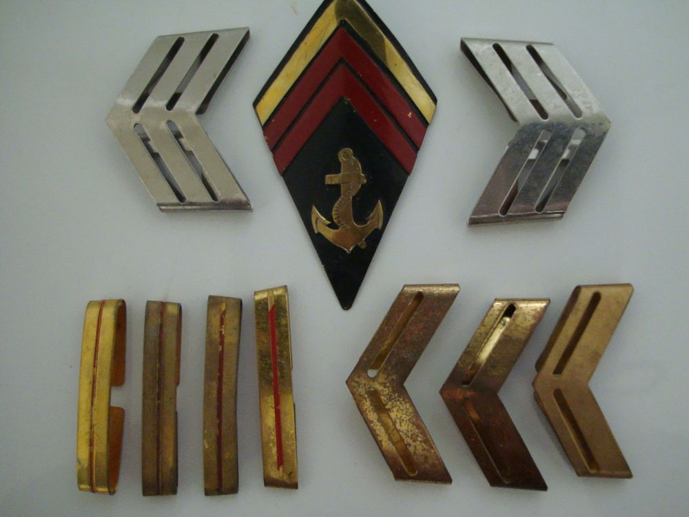 Divers objets militaires anciens ,insignes ,militaria. 