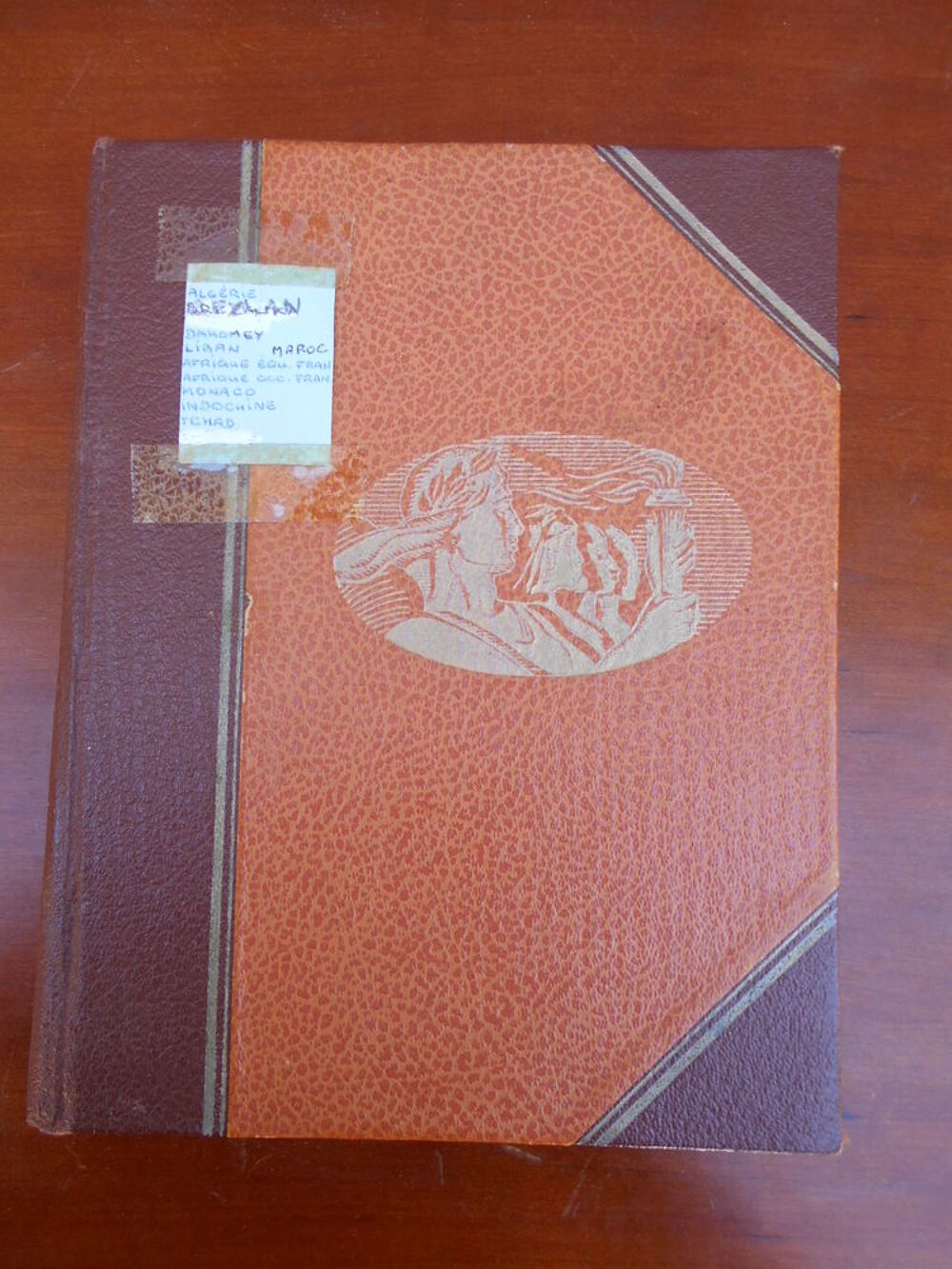 ALBUM de 992 TIMBRES du Monde 