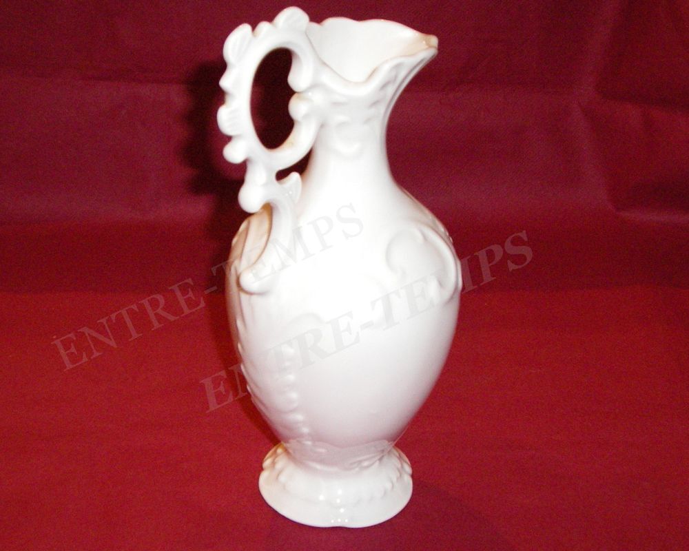 AIGUI&Egrave;RE EN FAIENCE BLANCHE Décoration