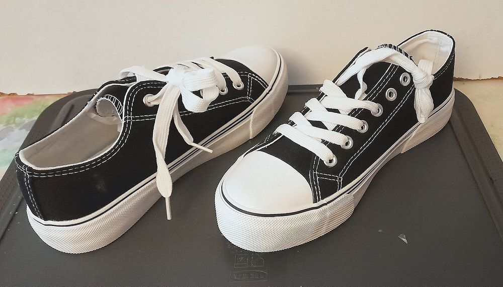 Une paire de Basket toile. P 37.5 Chaussures