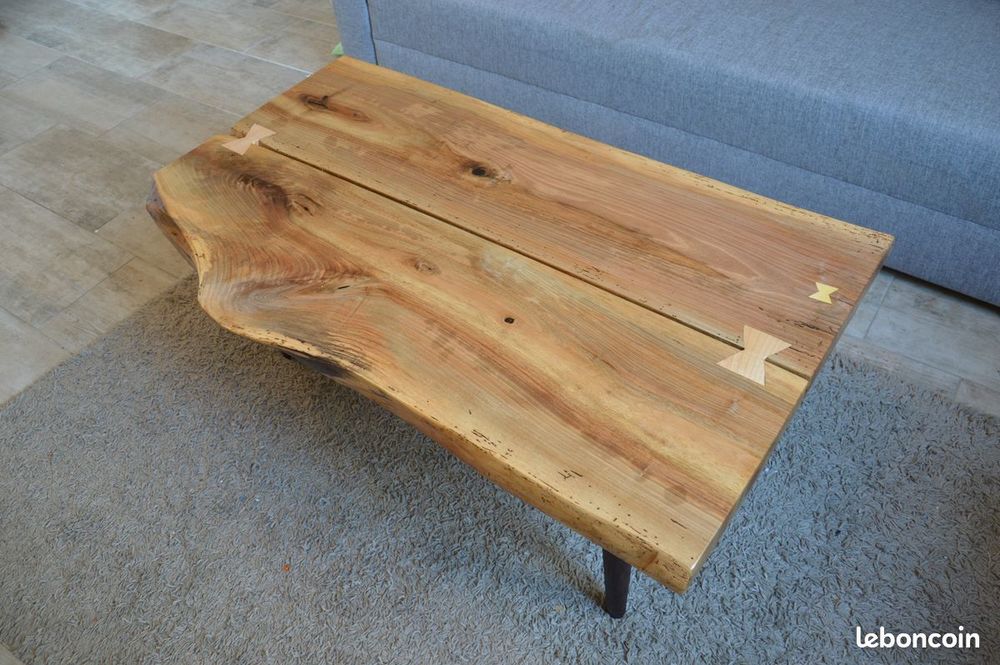 Table basse en noyer massif bords live edge, avec papillons Meubles