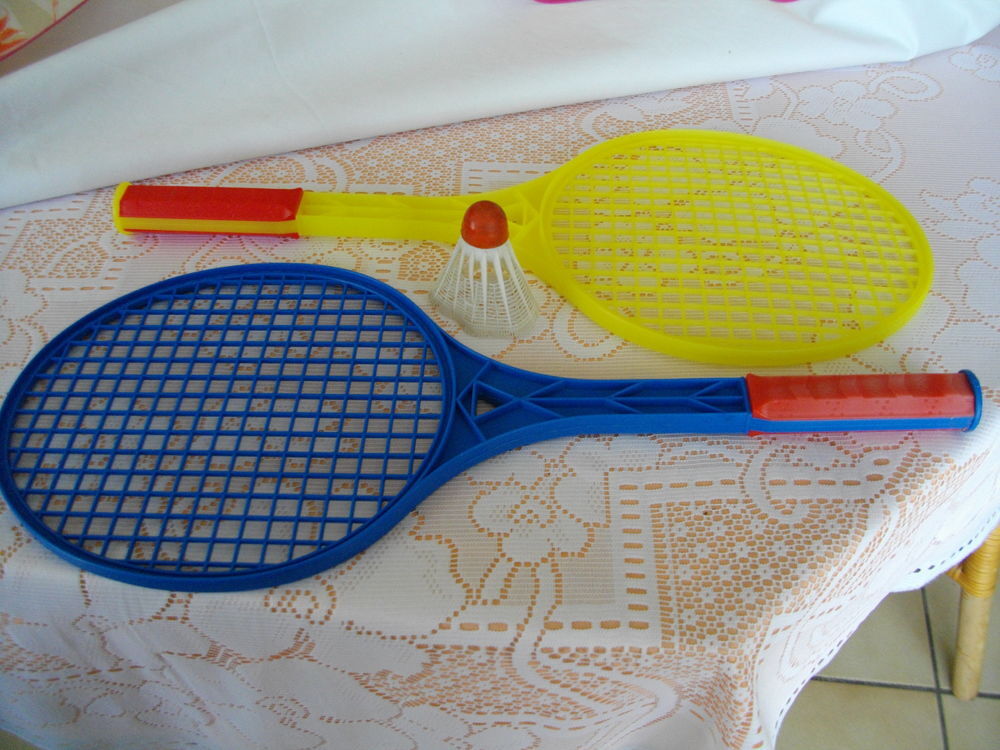 DEUX RAQUETTES DE TENNIS POUR ENFANT (UNE BLEUE - UNE JAUNE) Jeux / jouets