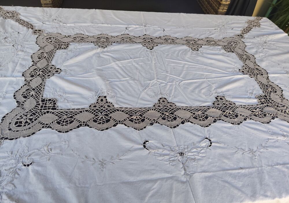 Nappe ancienne en lin brod&eacute;e main &amp; entelle au croc Décoration