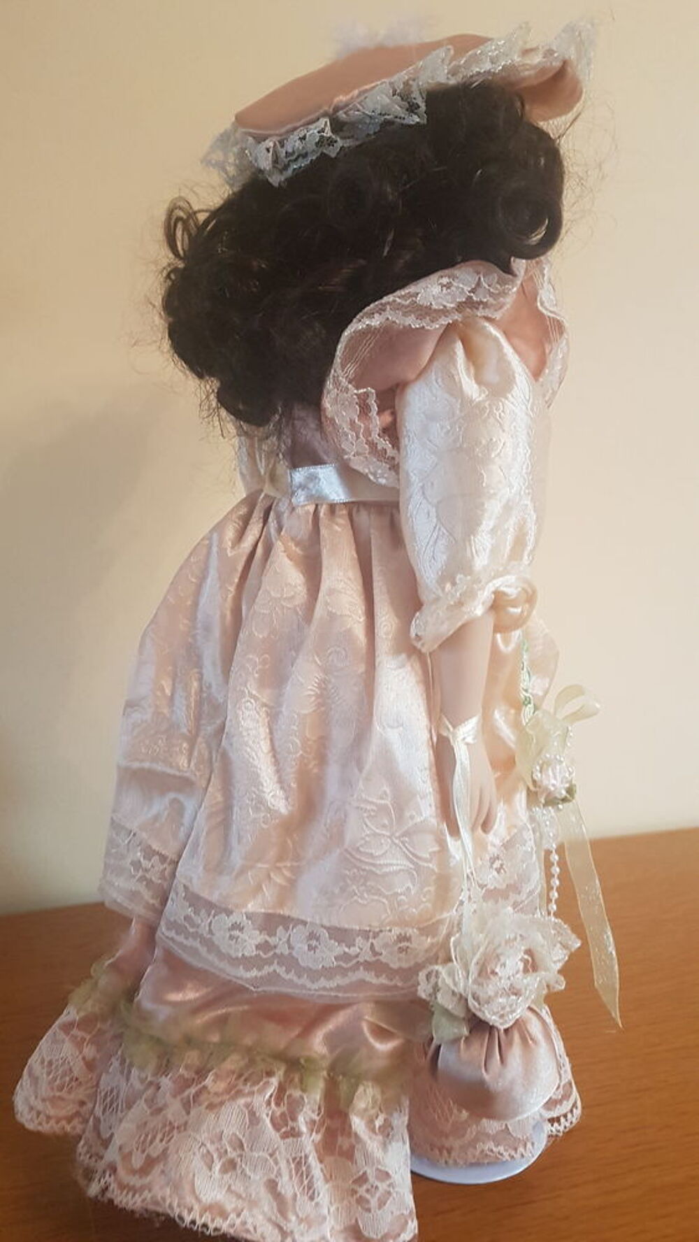 Jolie poup&eacute;e de collection en porcelaine 