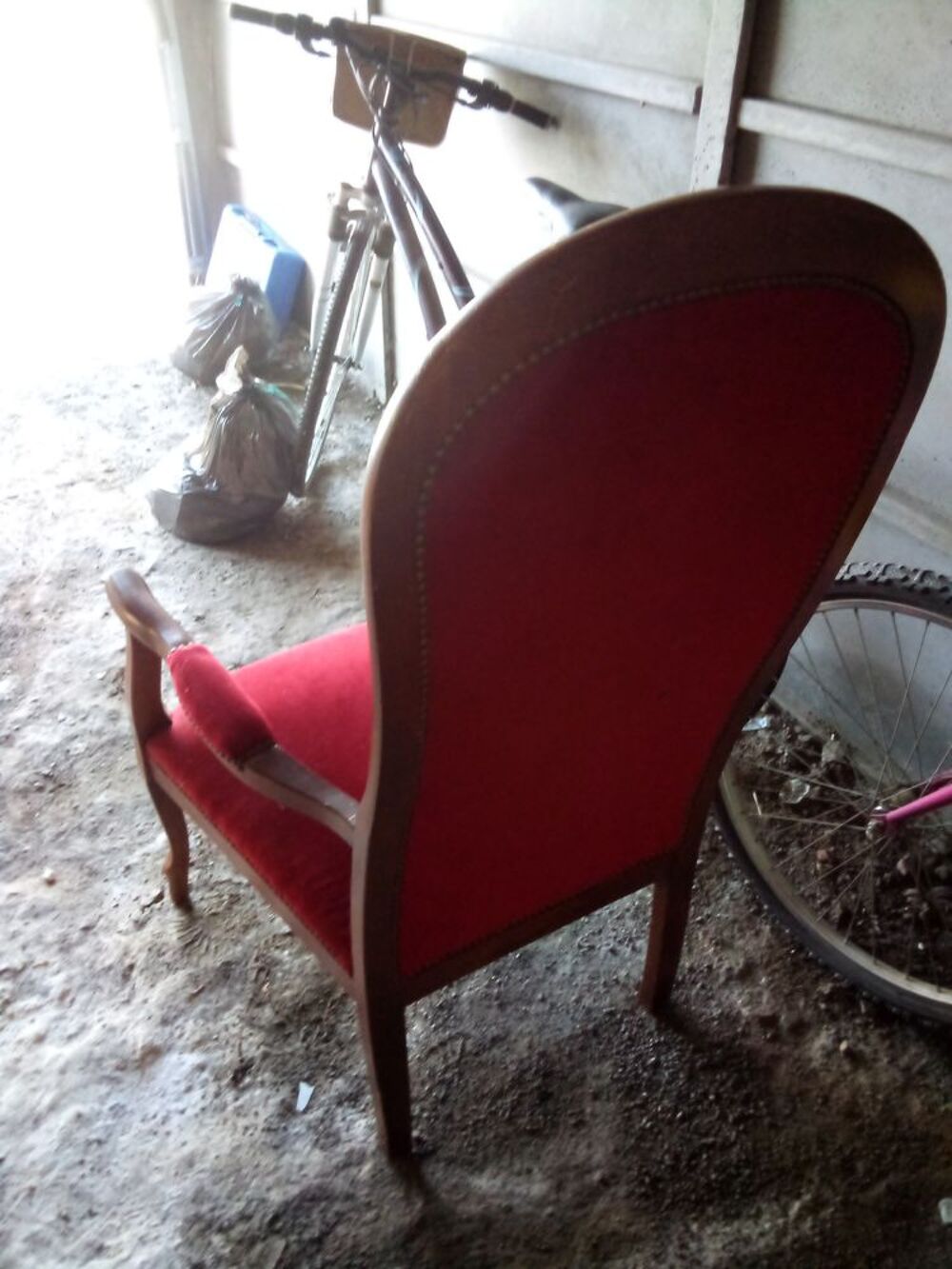 Fauteuil voltaire tissus velours rouge en &ecirc;tre massif teint&eacute; Meubles