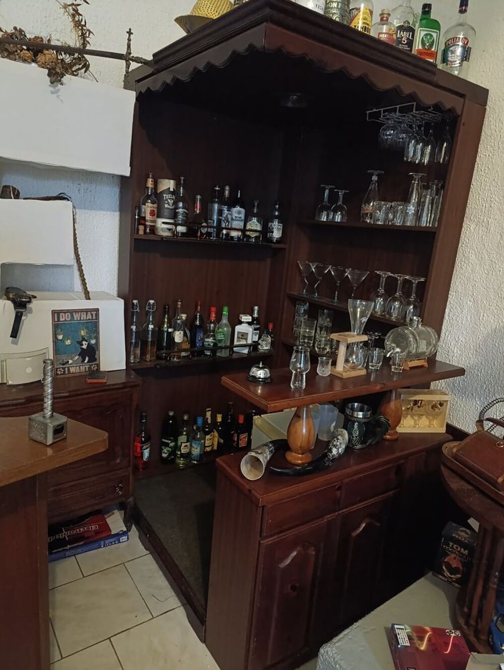 Bar &agrave; l'ancienne avec 2 tabourets Décoration