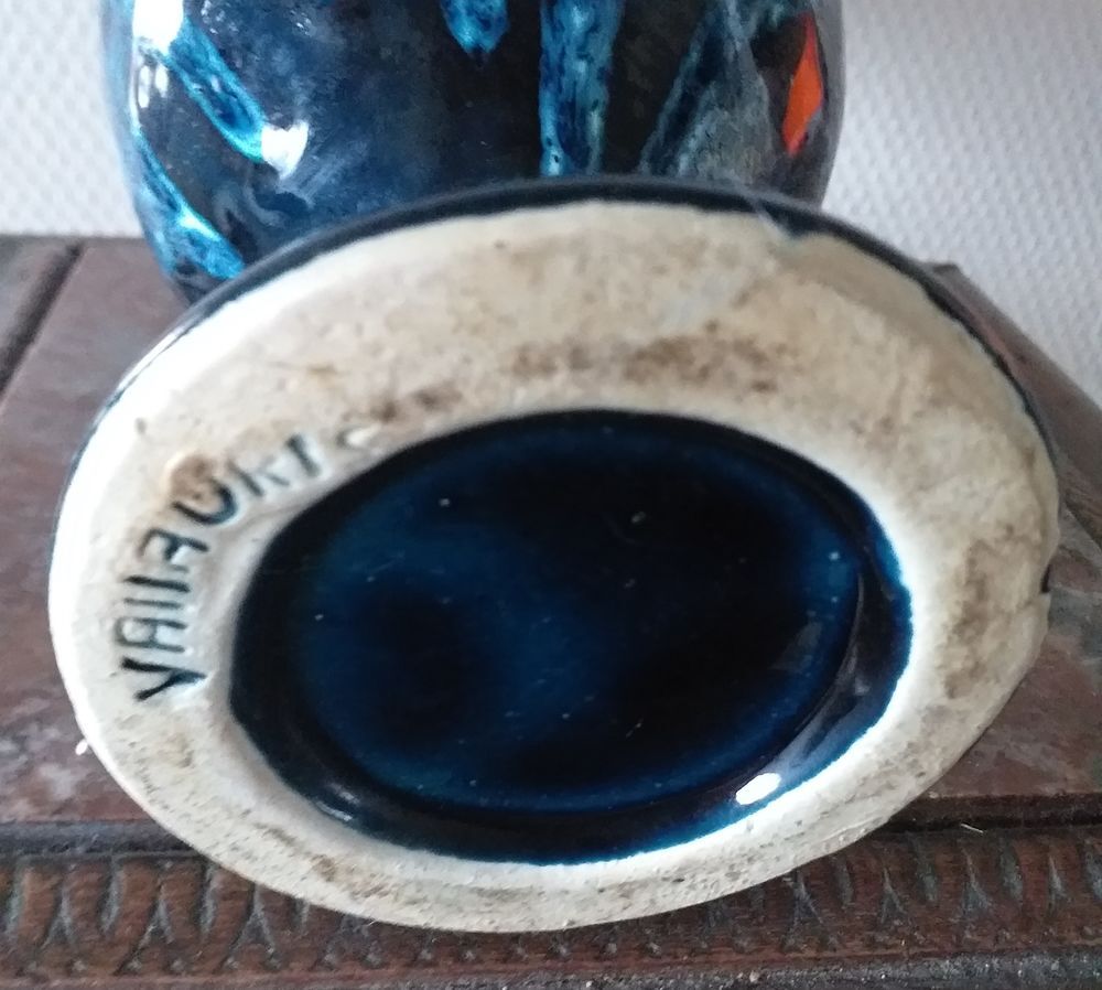 Aigui&egrave;re / soliflore / vase estampill&eacute;e VALLAURIS Hauteur 27.5 cm, coloris bleu Décoration