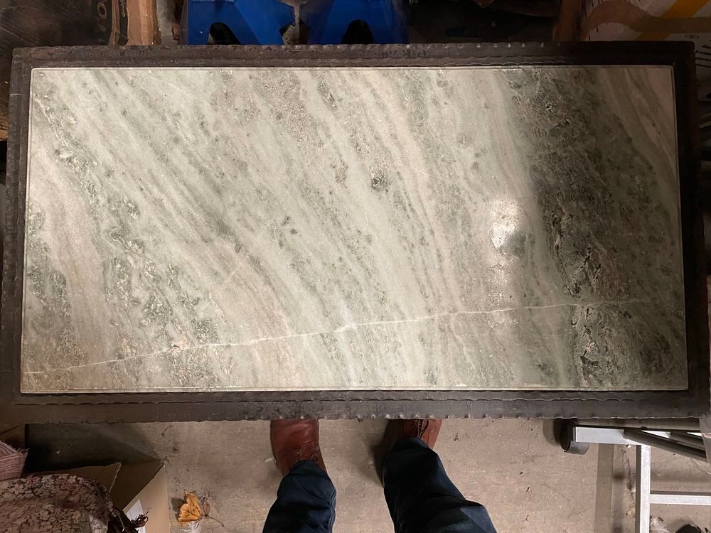 Table basse avec cariatides et plateau en marbre. Meubles