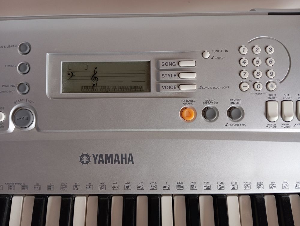 CLAVIER YAMAHA PSR-E303 Instruments de musique
