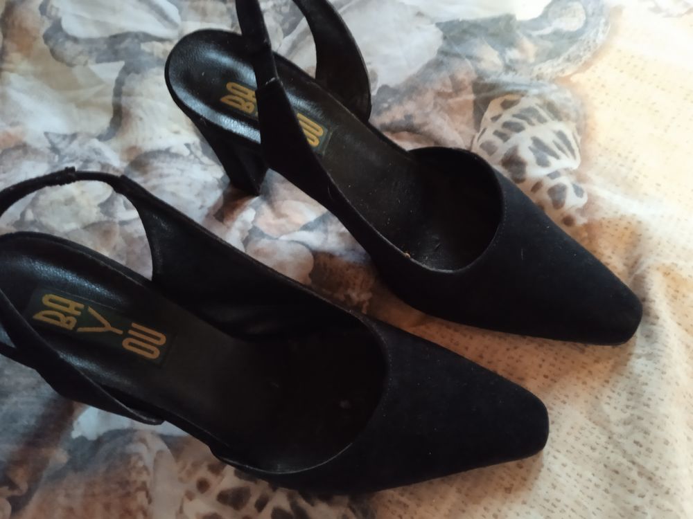 CHAUSSURES DE MARQUE TAILLE 37/38 EN PLUSIEURS COLORIS Chaussures
