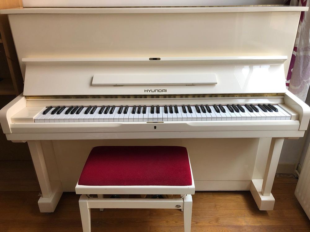 Piano droit Hyundai U835, 3 p&eacute;dales, si&egrave;ge assorti Instruments de musique