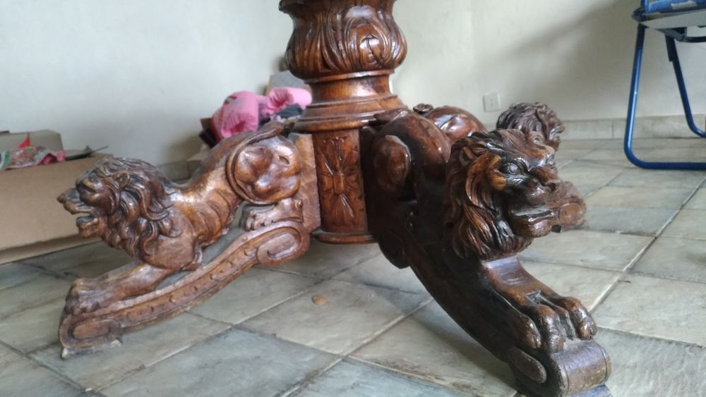 Table basse ovale pied sculpt&eacute; . Meubles