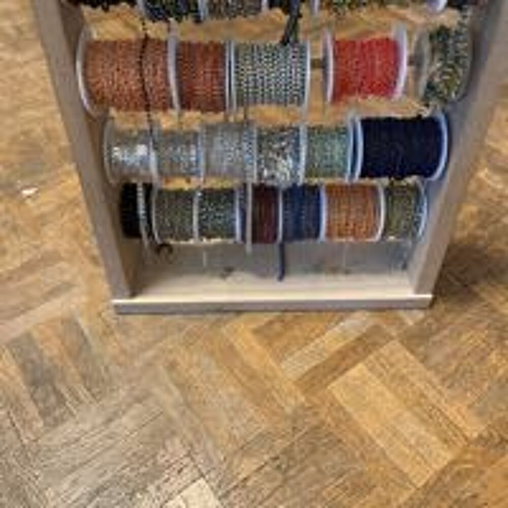pr&eacute;sentoirs avec cha&icirc;nes fantaisie et 50 roueaux diff&eacute;rent une Bijoux et montres