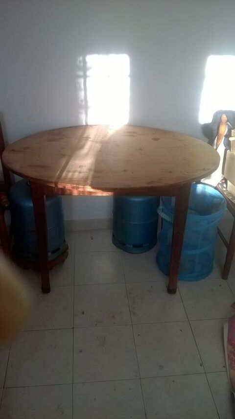 Table de cuisine en bois. 10 Saint-Andr�-de-Roquepertuis (30)