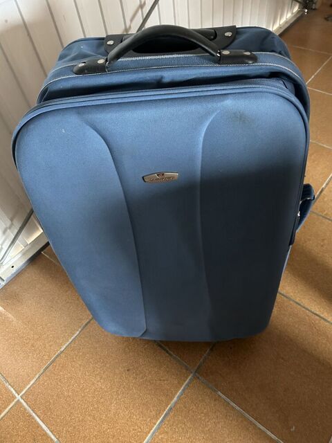 GRANDE VALISE BLEU Sainte-Anastasie-sur-Issole (83)