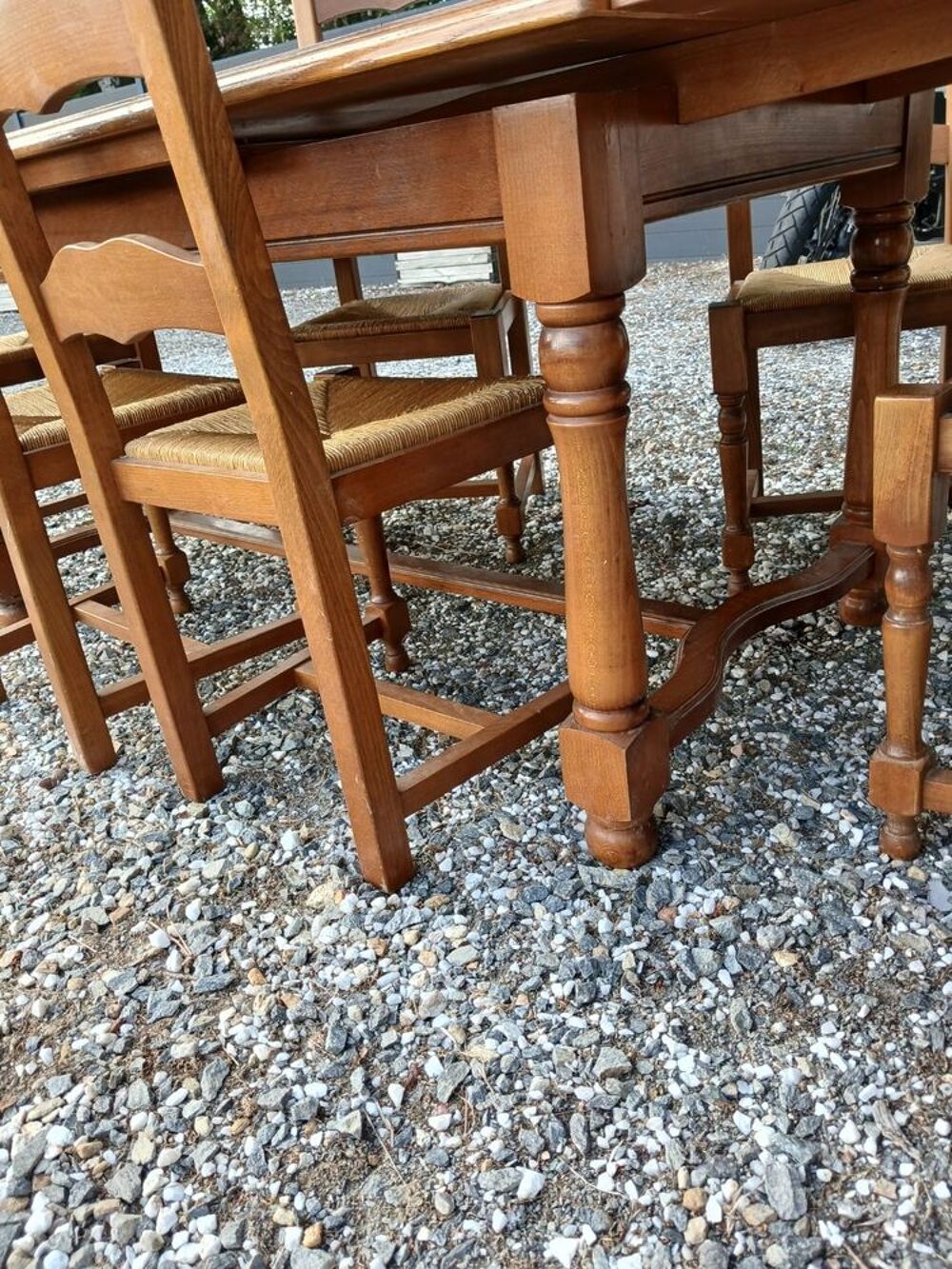 Tr&egrave;s belle table en ch&ecirc;ne massif. Meubles