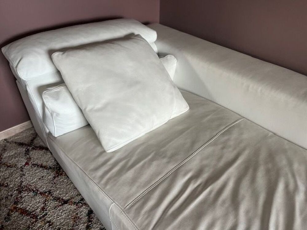 Canap&eacute; cuir blanc et sa m&eacute;ridienne &eacute;l&eacute;gant et spacieux 1500� Meubles