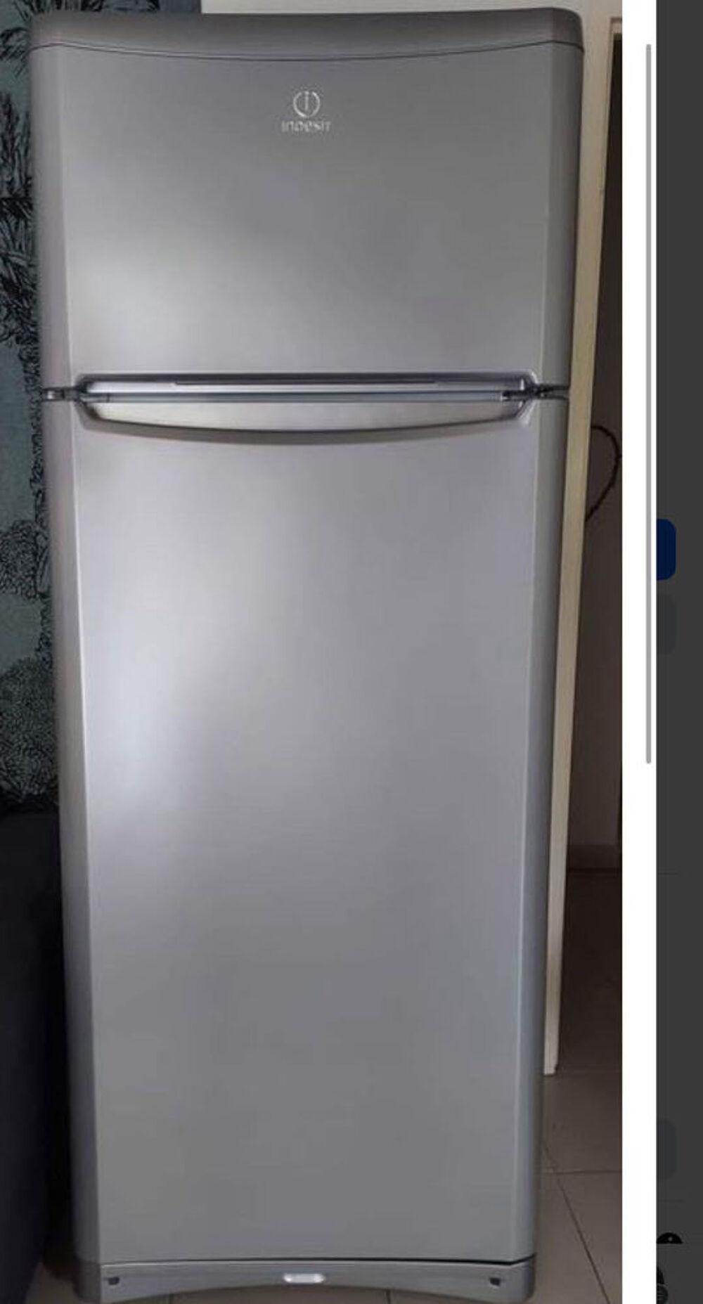 Indesit R&eacute;frig&eacute;rateur 2 portes &agrave; vendre + machine &agrave; laver tous en tr&egrave;s tr&egrave;s bonne &eacute;tat presque neuf Electroménager