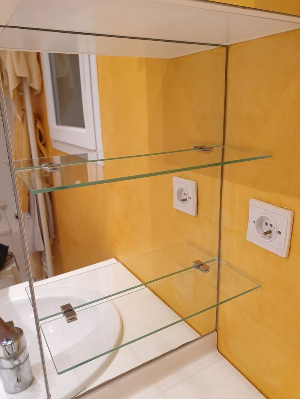Miroir 2 &eacute;tag&egrave;res en verre.
Tr&egrave;s pratique. Décoration