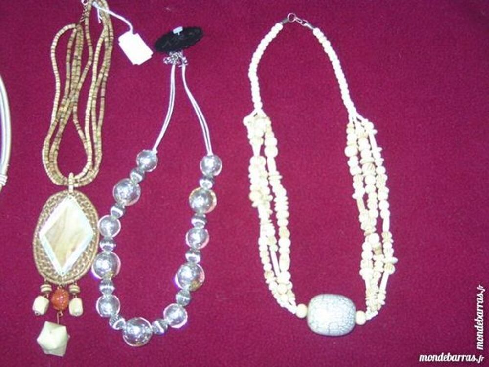 Colliers neufs Bijoux et montres