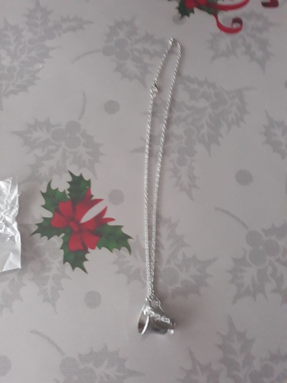 Collier Zip Belle &amp; B&ecirc;te disney store parc anime s&eacute;rie TV bi Bijoux et montres