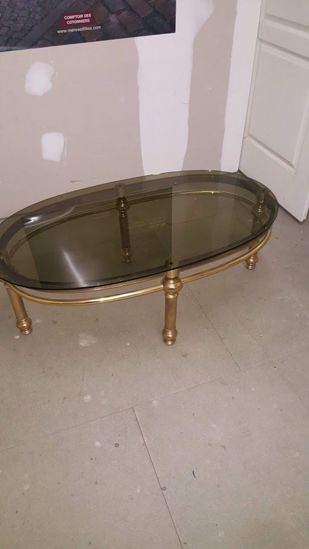 Table de salon vitre fum&eacute;. Meubles