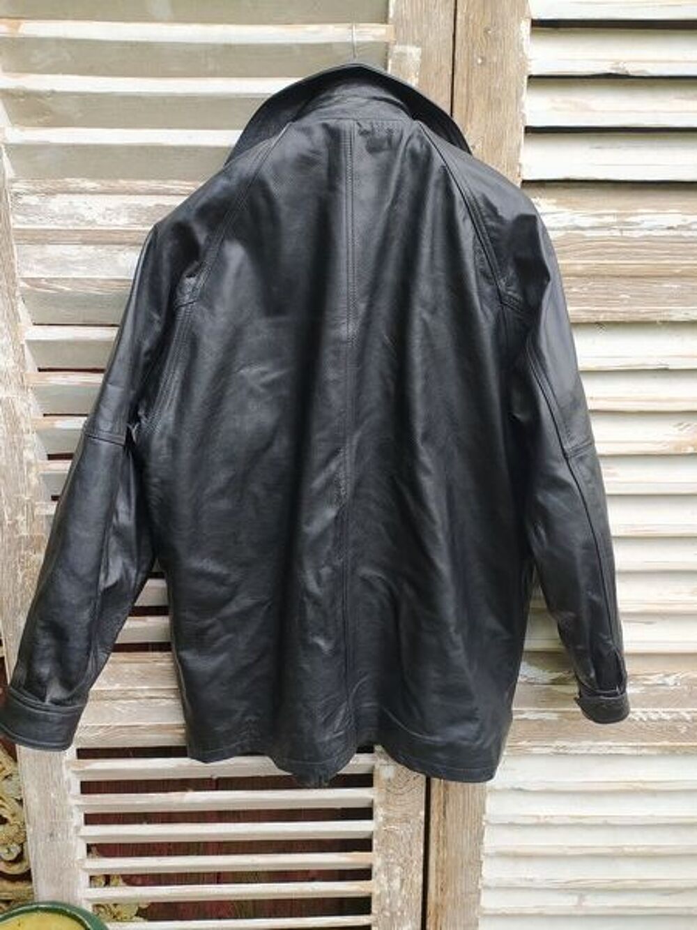 Blouson Cuir Noir Vintage Bison Fut&eacute; T50
Vêtements