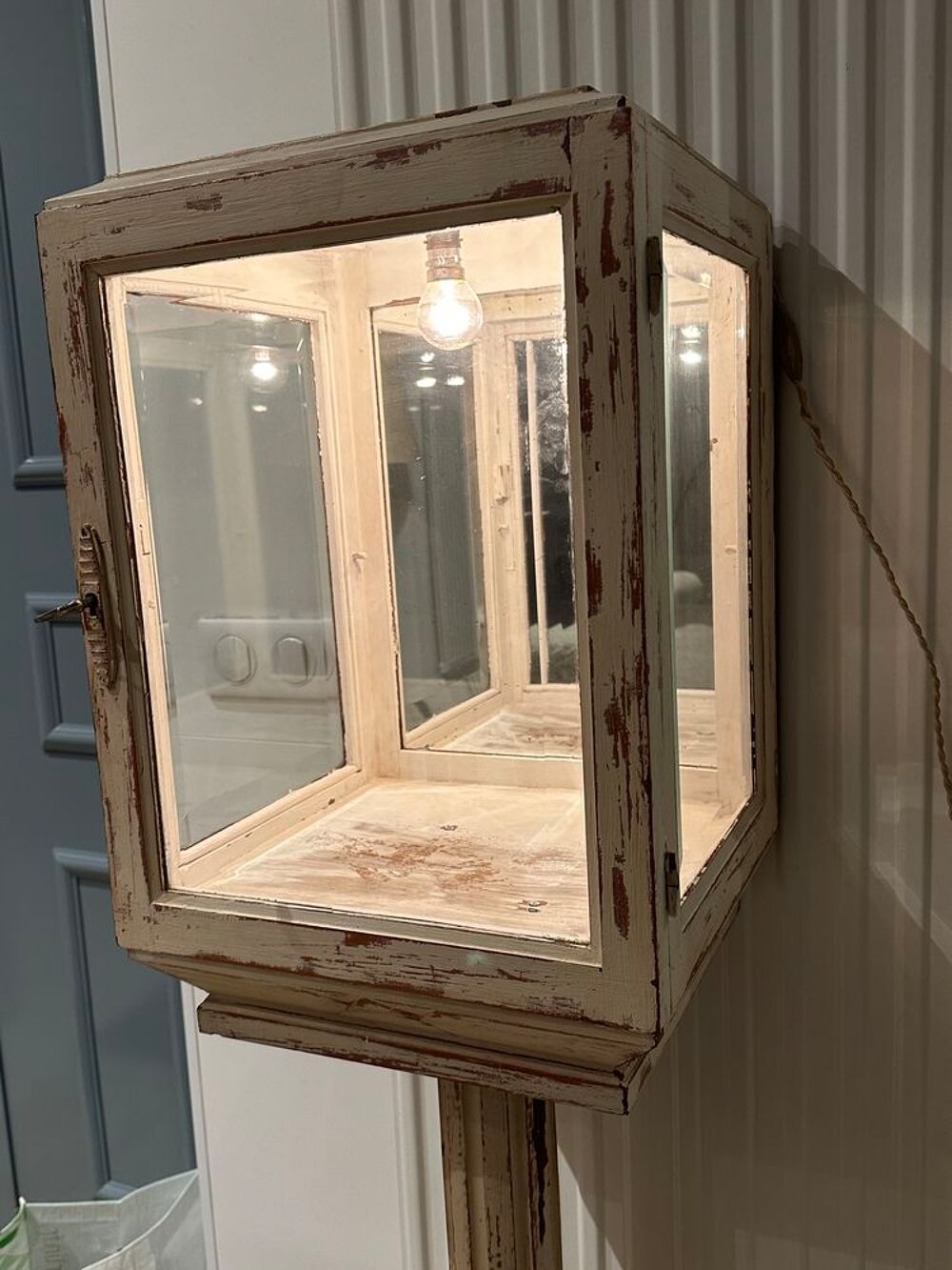 Vitrine sur pied Meubles