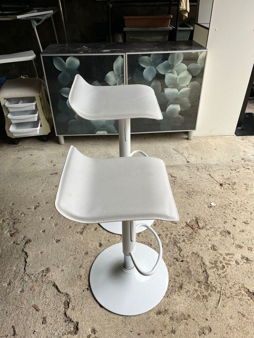2 tabourets de bar en cuir blanc sur pied rond Meubles