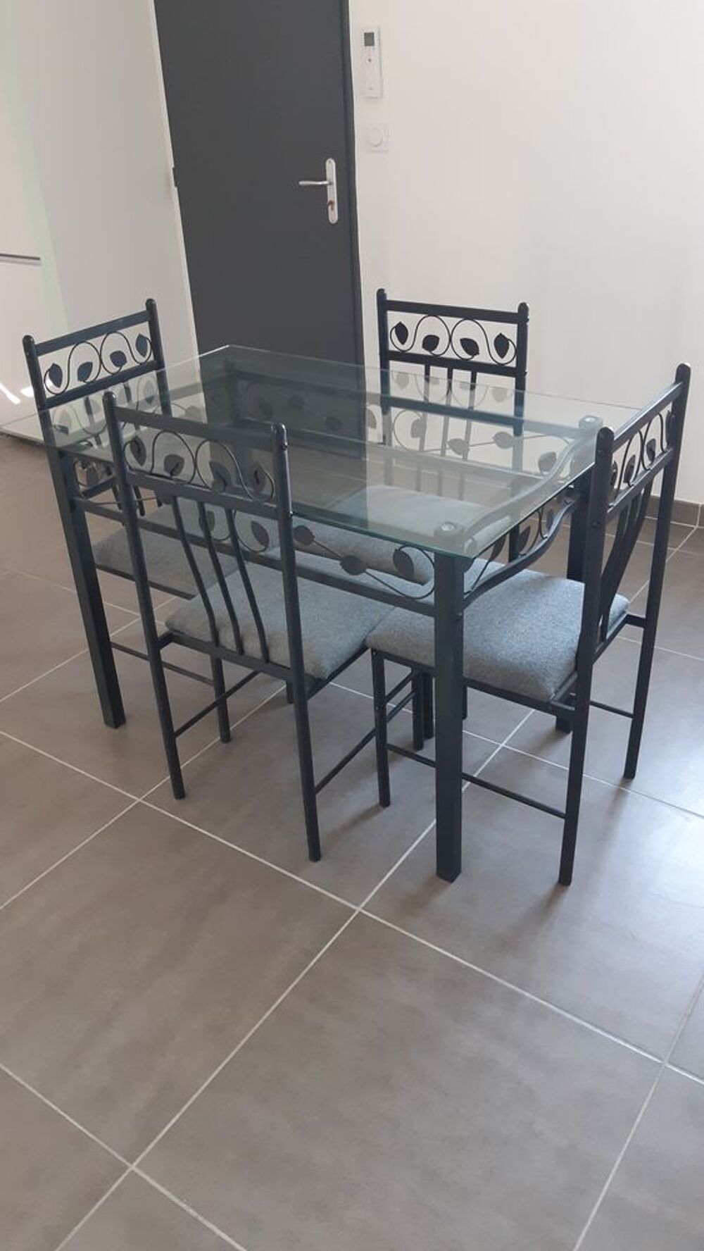 table &agrave; manger verre + 4 chaises Meubles