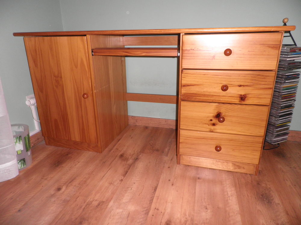 Lit,commode &agrave; tiroirs,bureau,chaise styl&eacute;e. Meubles