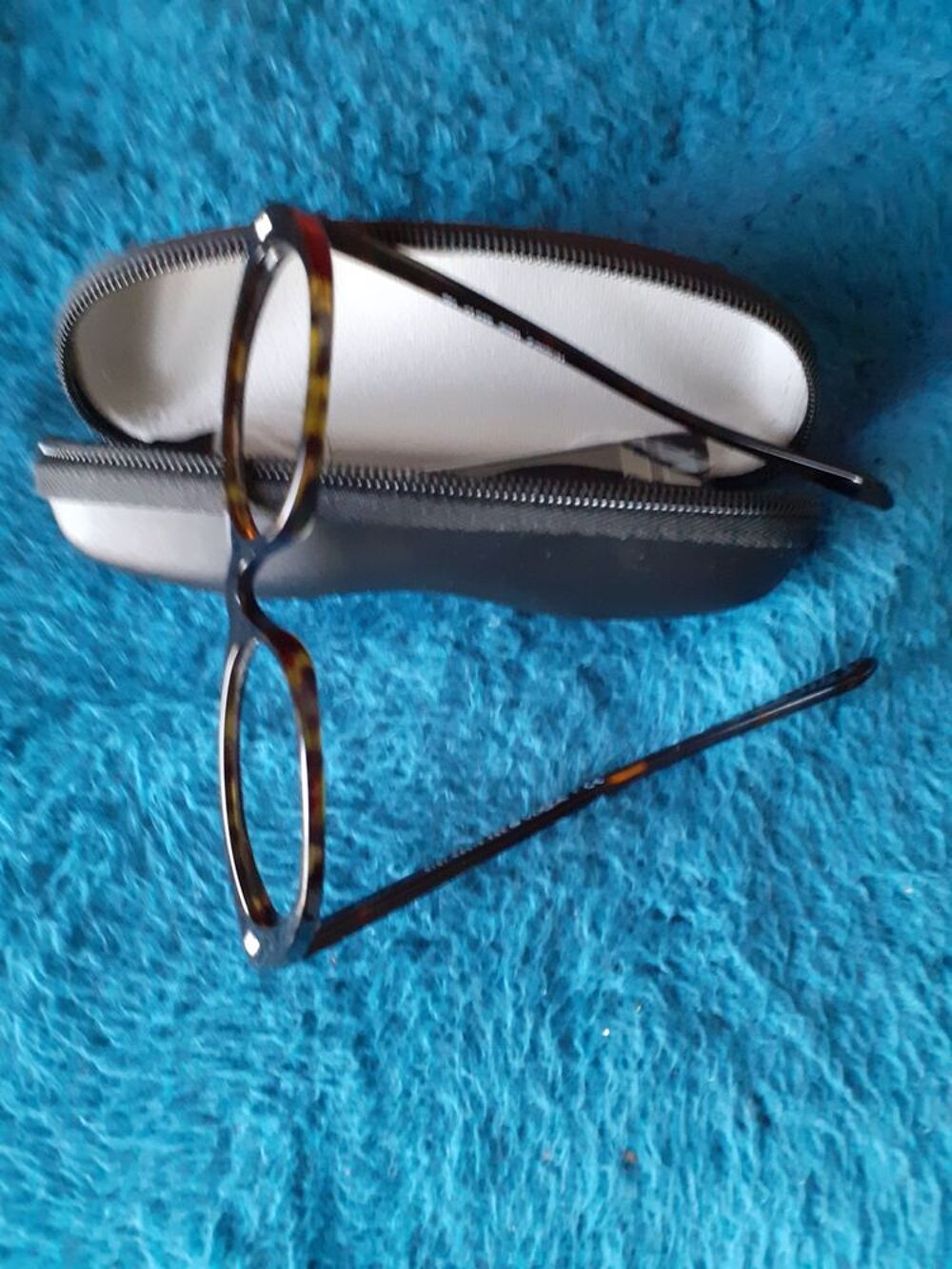 Jolie monture de lunette 
Ecaille
Marque Vogue
Bijoux et montres