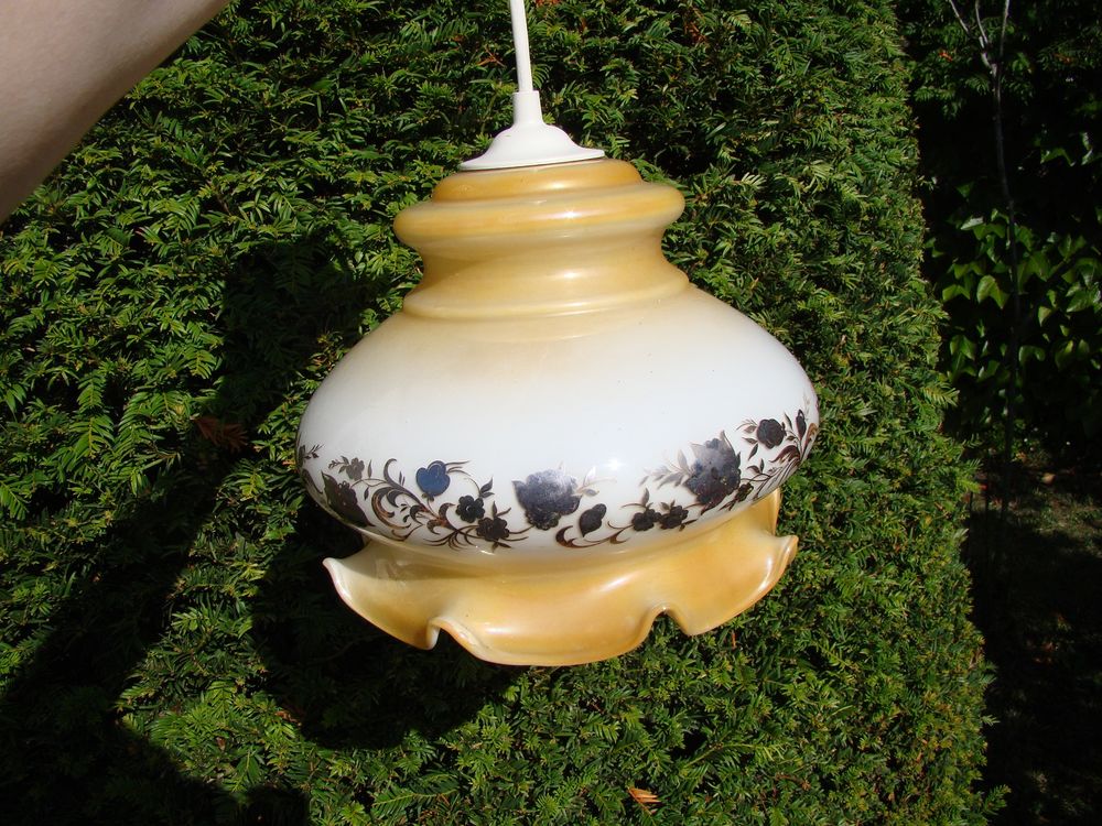 Suspension en opaline vintage ann&eacute;es 1970
Décoration