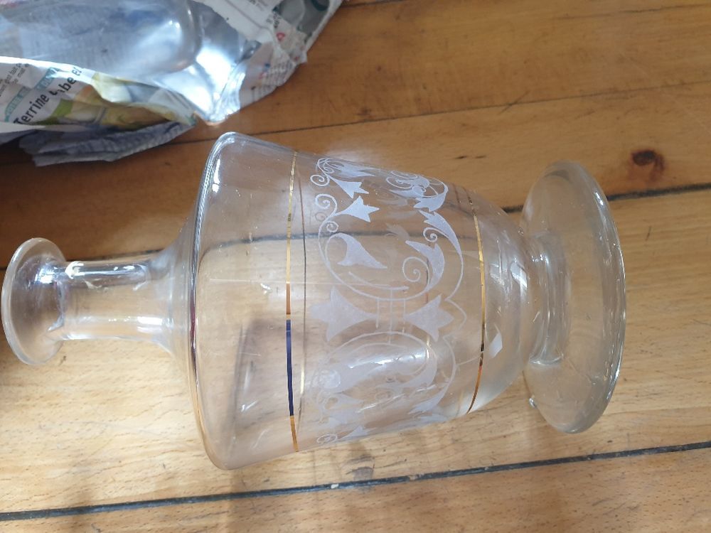 Flacon/carafe/vase ancien avec dessins dor&eacute;s Décoration