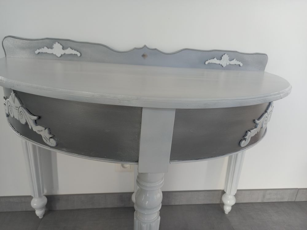 Console de style avec miroir. Meubles