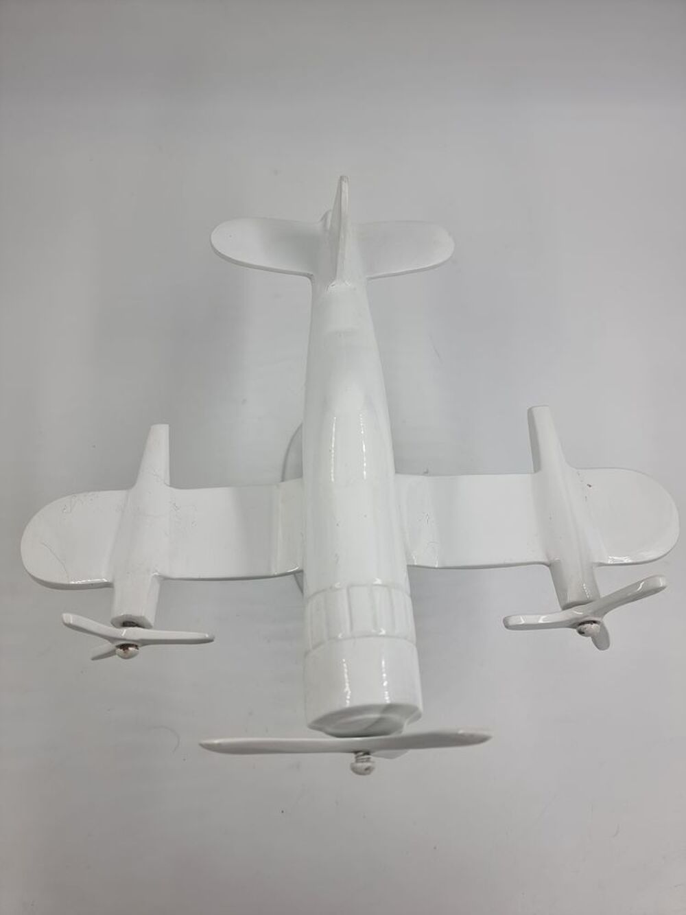 Avion &agrave; h&eacute;lice d&eacute;coratif m&eacute;tallis&eacute; de couleur blanche Décoration