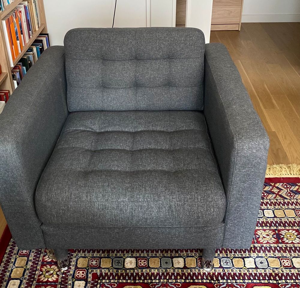 Canap&eacute; avec m&eacute;ridienne et fauteuil gris moderne capitonn&eacute;s Meubles