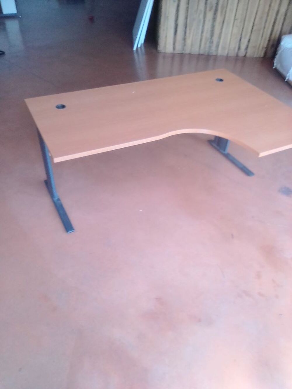 BUREAU EN BOIS ET FER EN TRES BON ETAT Meubles